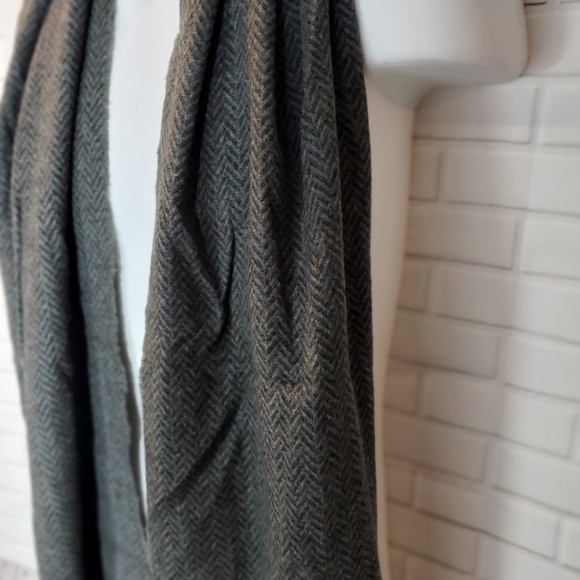 Bloomingdale's Gray and Black Herringbone Scarf - Picture 3 of 6